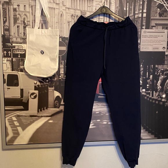 Lululemon On The Fly pants with tote shopping bag - Picture 2 of 11